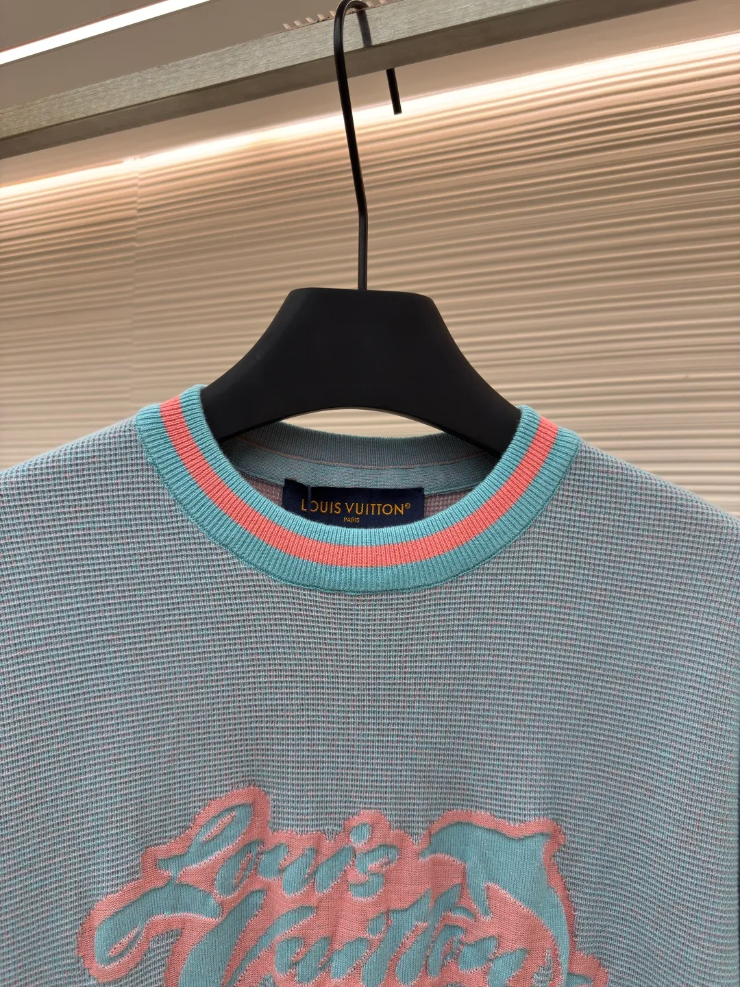 LOUIS VUITTON dolphin jacquard woolen short sleeves ●Authentic product: purchased and developed by 9150 ●Item number: 1680286-A75 ●Fabric: combed cotton ●Technology: jacquard ●Version: fitted version ●Weight: about 355 grams ●Size: XS-S-M-L ●Description: The yarn is made of 2 strips of 2/60 combed cotton on the bottom + 5 strips of polyester + 1 strip of high-elastic stretch frame. The loom is a 14-needle STOLL machine imported from Germany. Each piece of weaving takes 390 minutes. Due to the particularity of this weave, the stability requirements of the machine are very high, and many machines cannot do it. The weaving time is very long, and it is easy to have pieces when weaving the piece, and the loss will be very large. The overall wiring is straight and delicate, the fabric is comfortable and soft, and the color is consistent and has no color difference. It can be matched with the same style to create a fashionable look, and can be used in various occasions. Customized accessories, complete with three standards, same style for men and women!